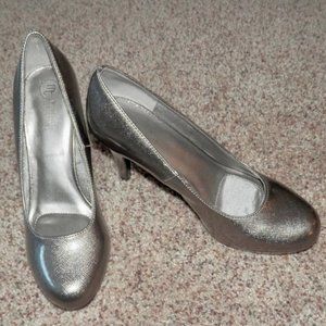 MOOTSIES TOOTSIES SILVER 4 IN PUMPS * LIKE NEW * VERY PRETTY * 7.5 MEDIUM *
